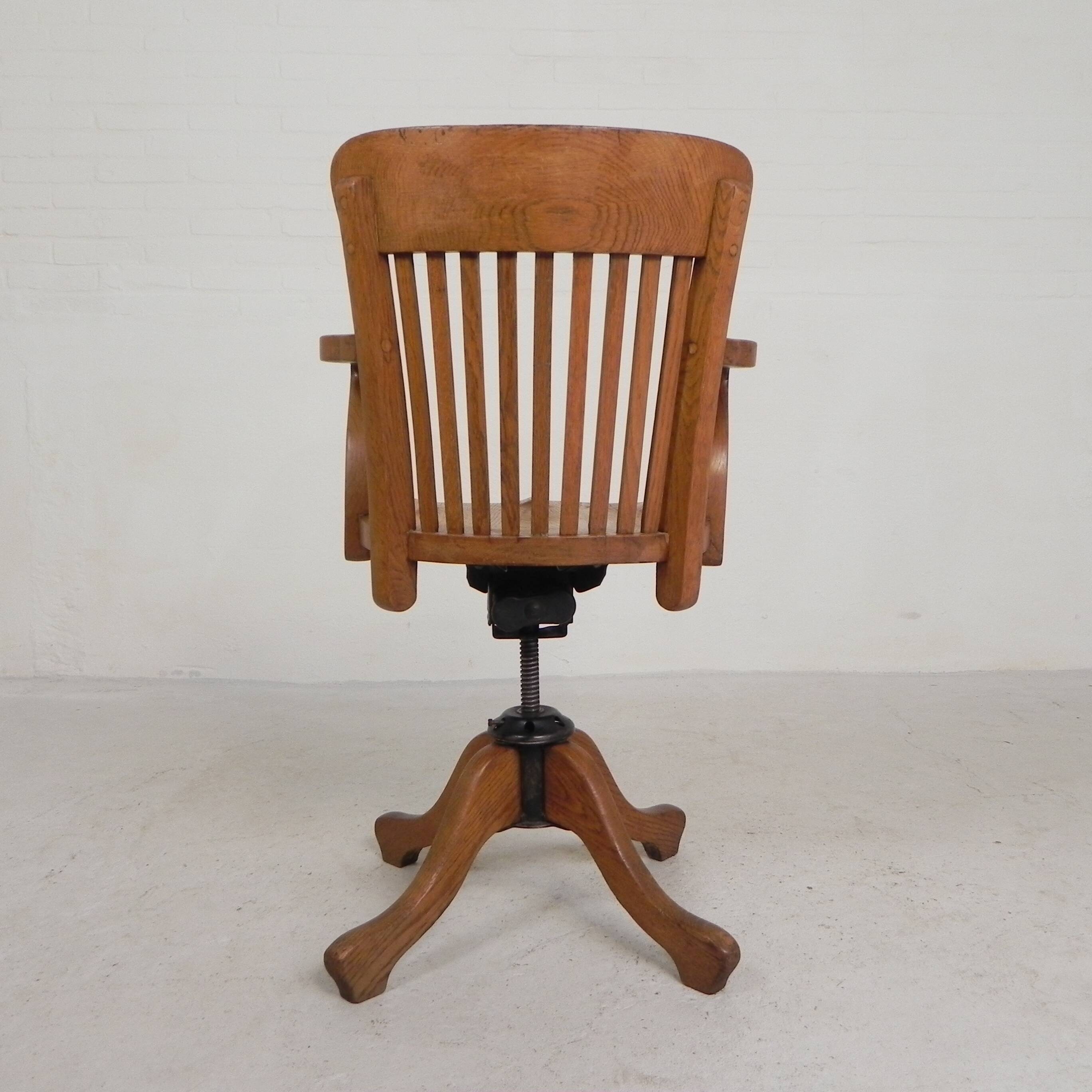 Oak office chair with adjustable spring system and height adjustment, 1950s.