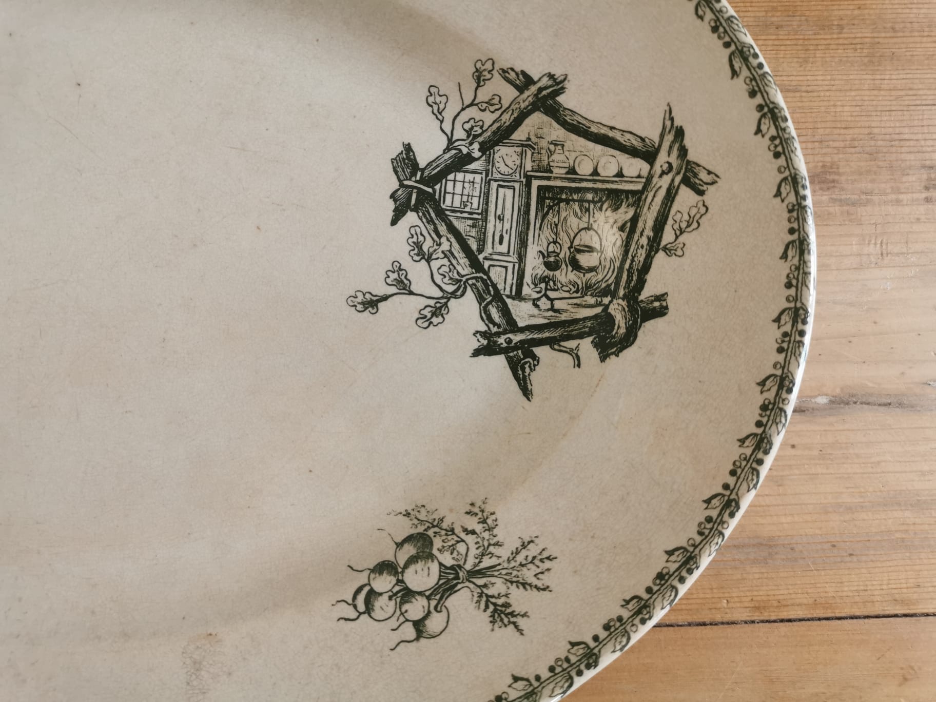 Serving dish in iron earth