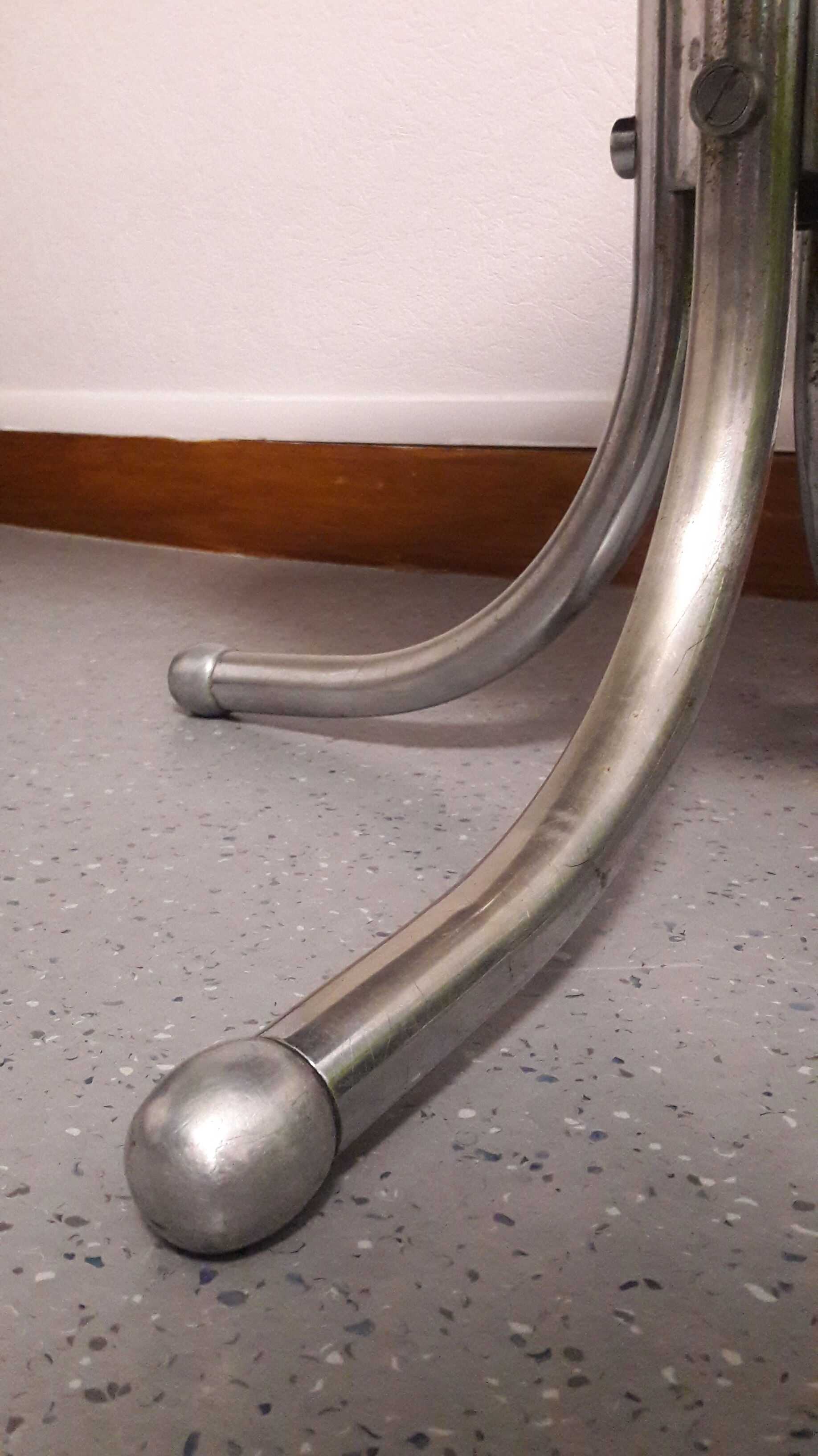 Chaise pivotante skaï bordeau 1960