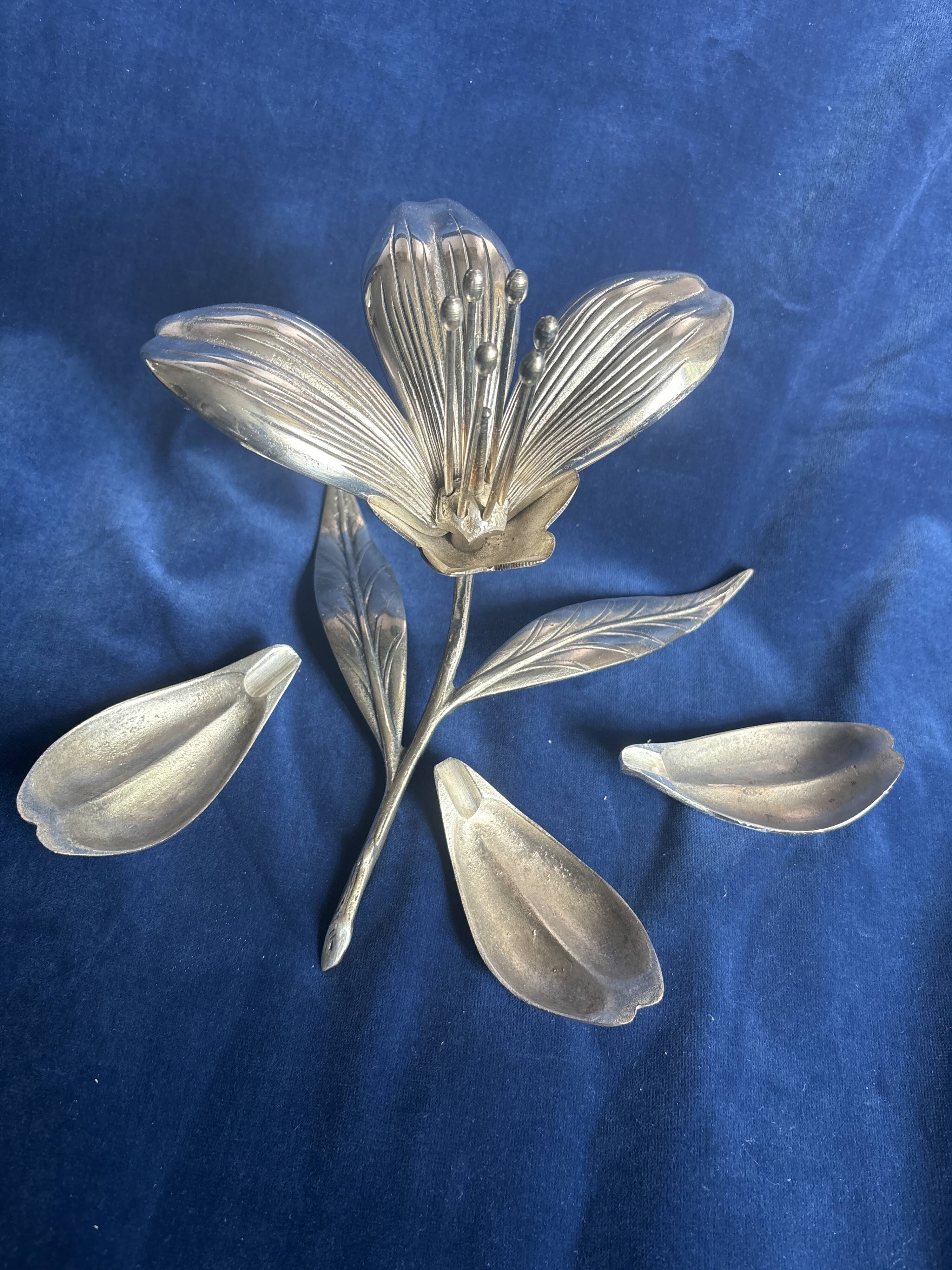 Decorative object and cigar/cigarette service