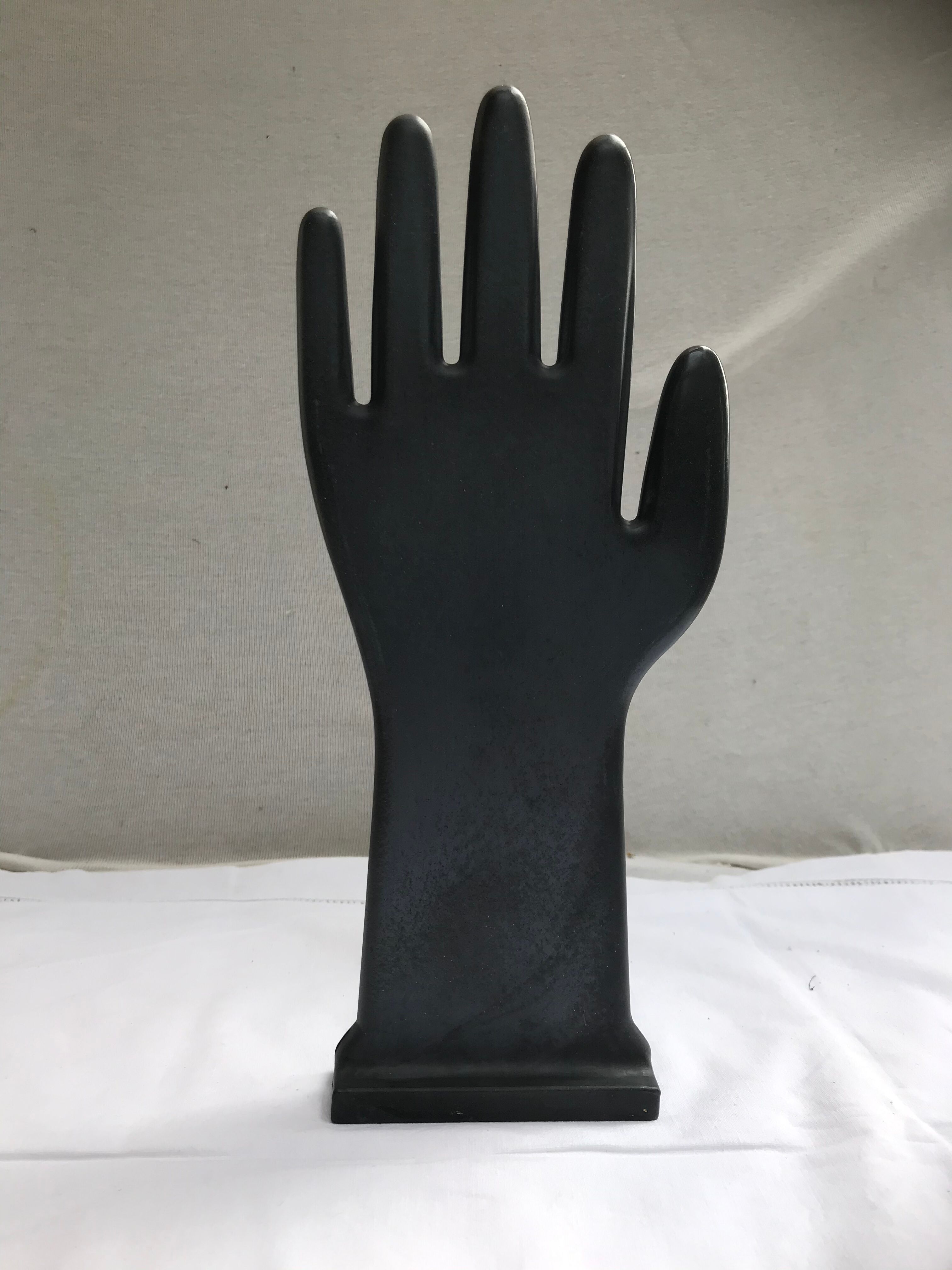 Former main gloves holders