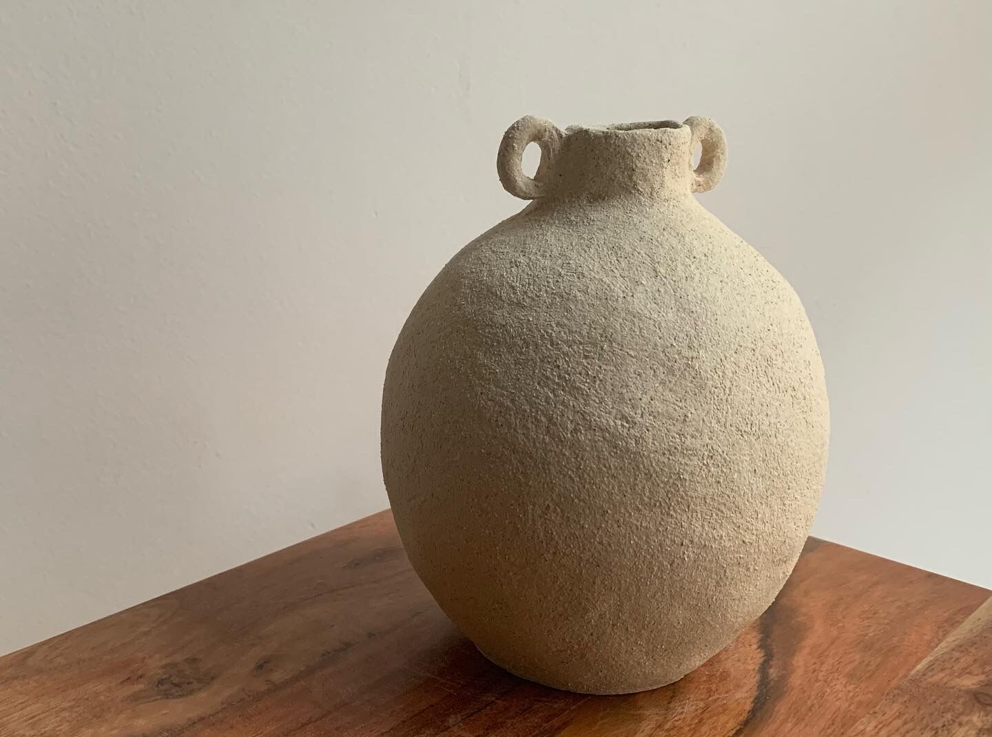 Chamotted white sandstone vase