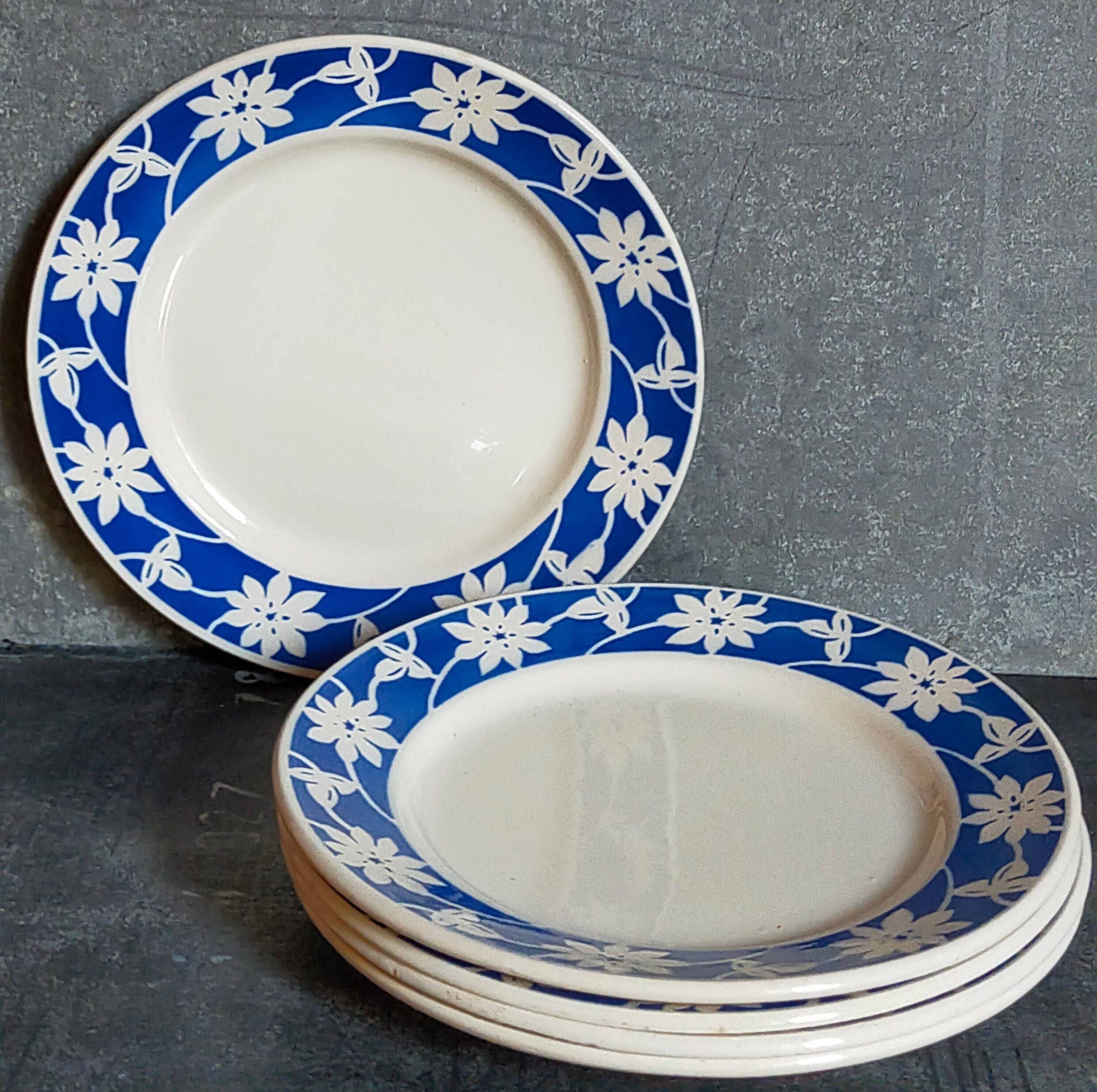 Cinq assiettes à dessert de Badonviller aux fleurs