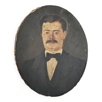 Oil on canvas, oval format, portrait of a man.