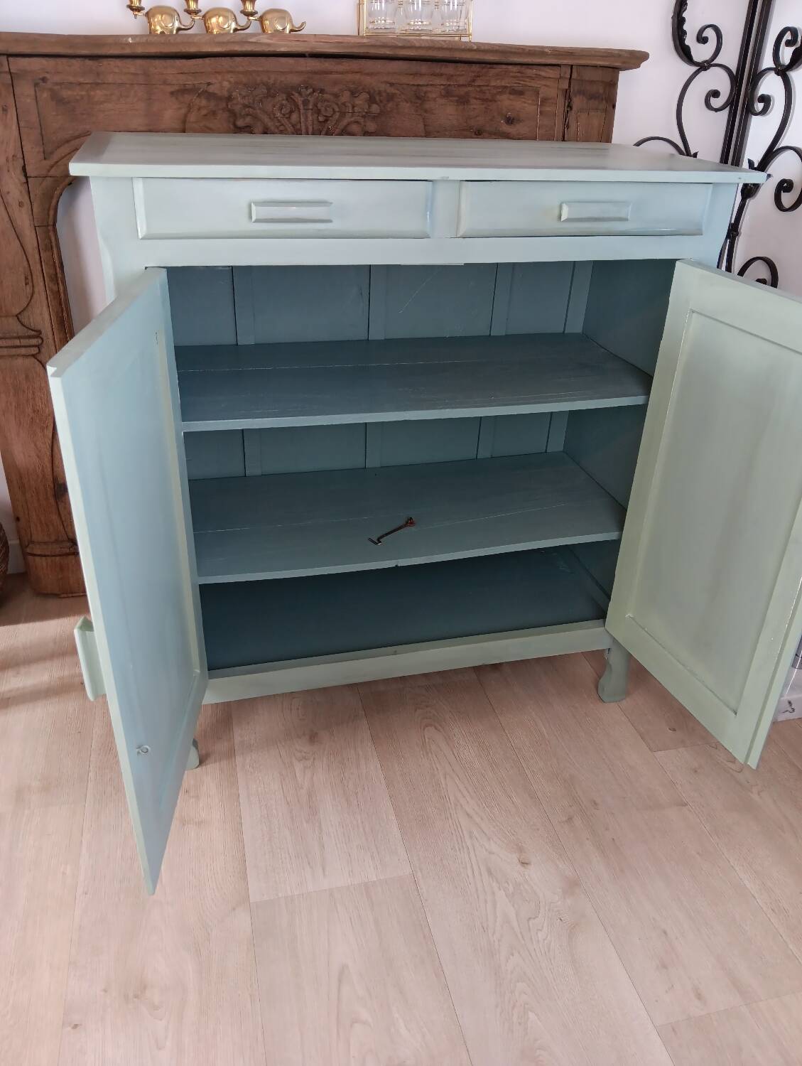 Green Parisian buffet