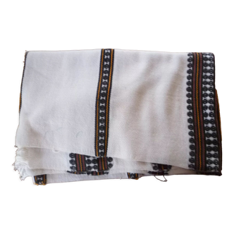 Chemin de table broderie basque
