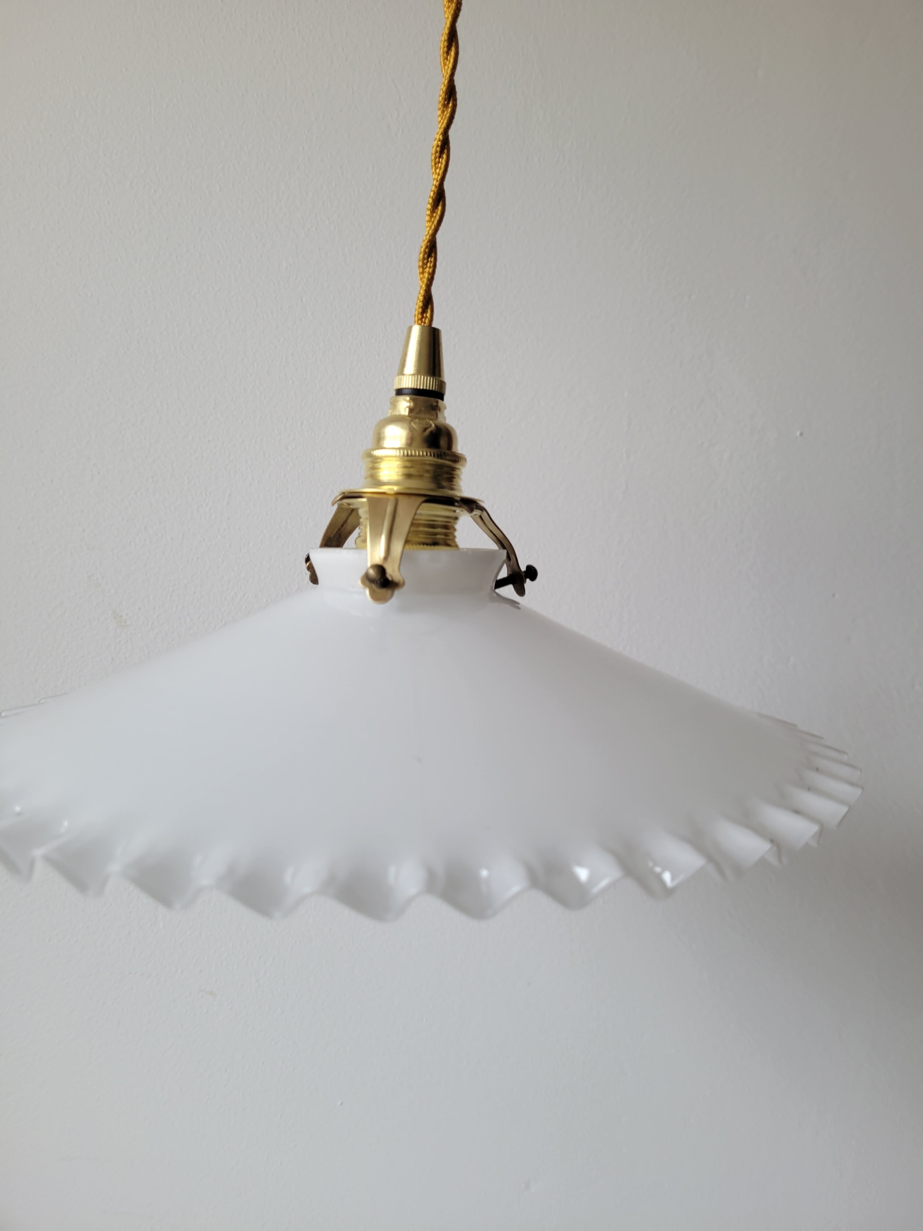 Serrated opaline suspension