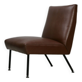 Chauffeuse, circa 1950. Simili-cuir brun.