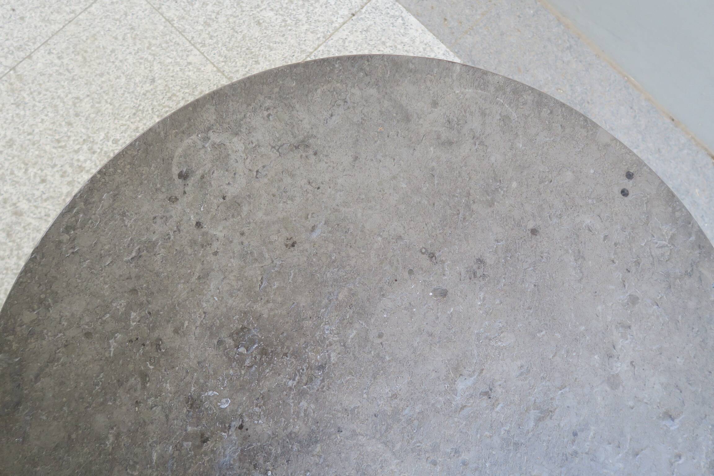 table basse ronde avec plateau en ardoise noire par draenert studios