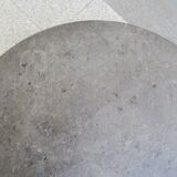 table basse ronde avec plateau en ardoise noire par draenert studios