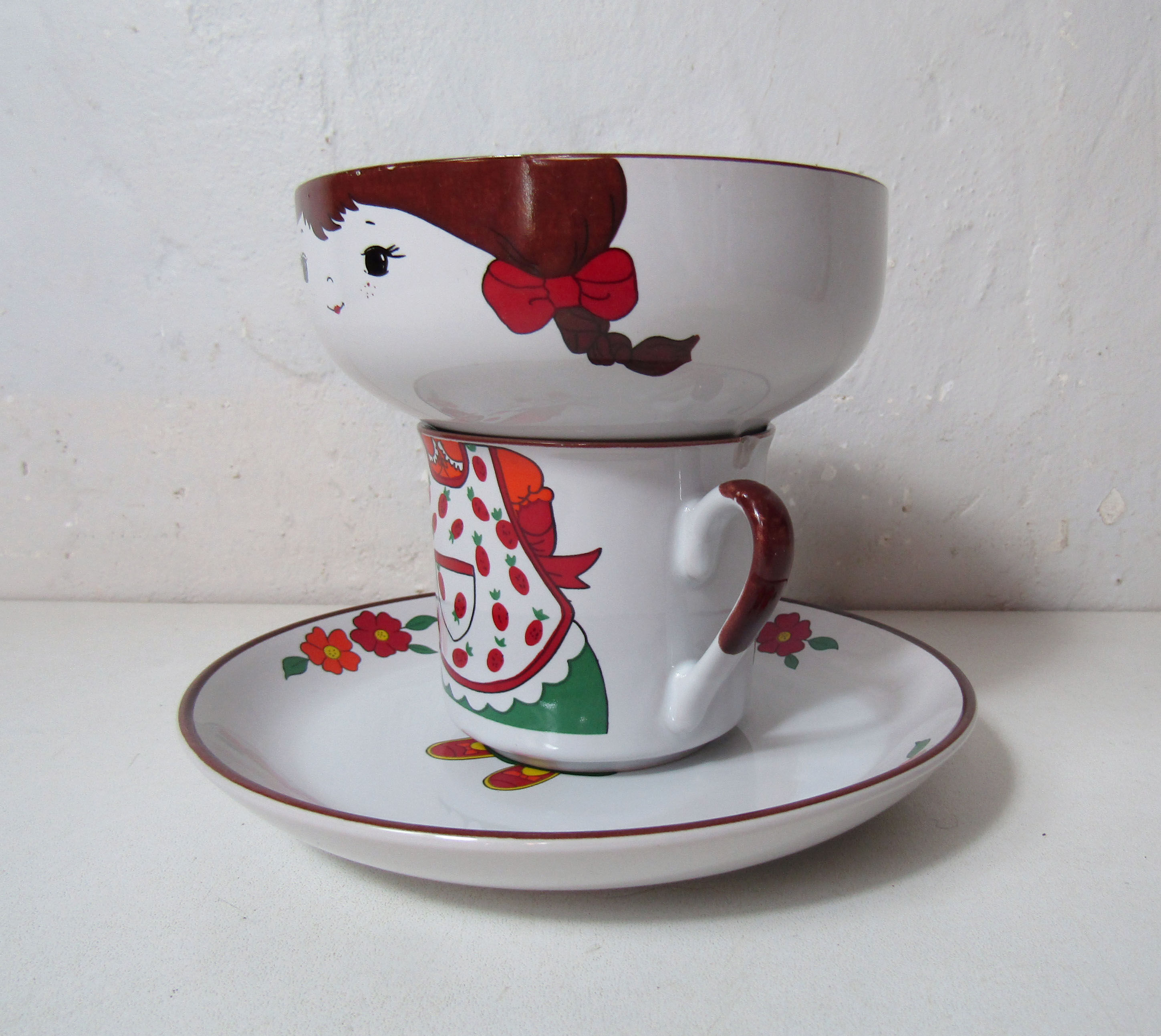 Bowl plate mug set little girl in vintage sandstone