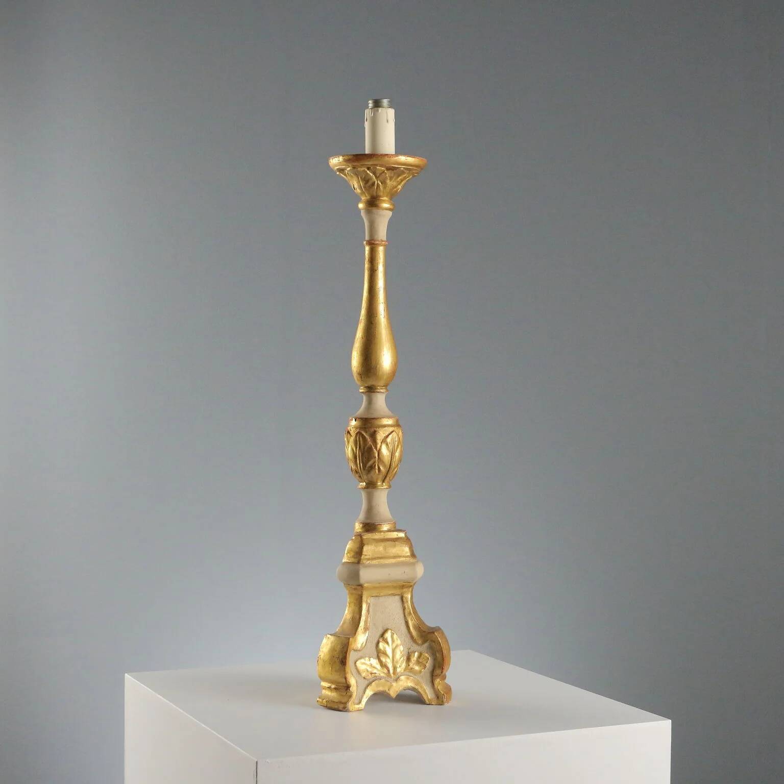 Candélabre ancien en bois sculpté et doré, Italie, XIXe siècle
