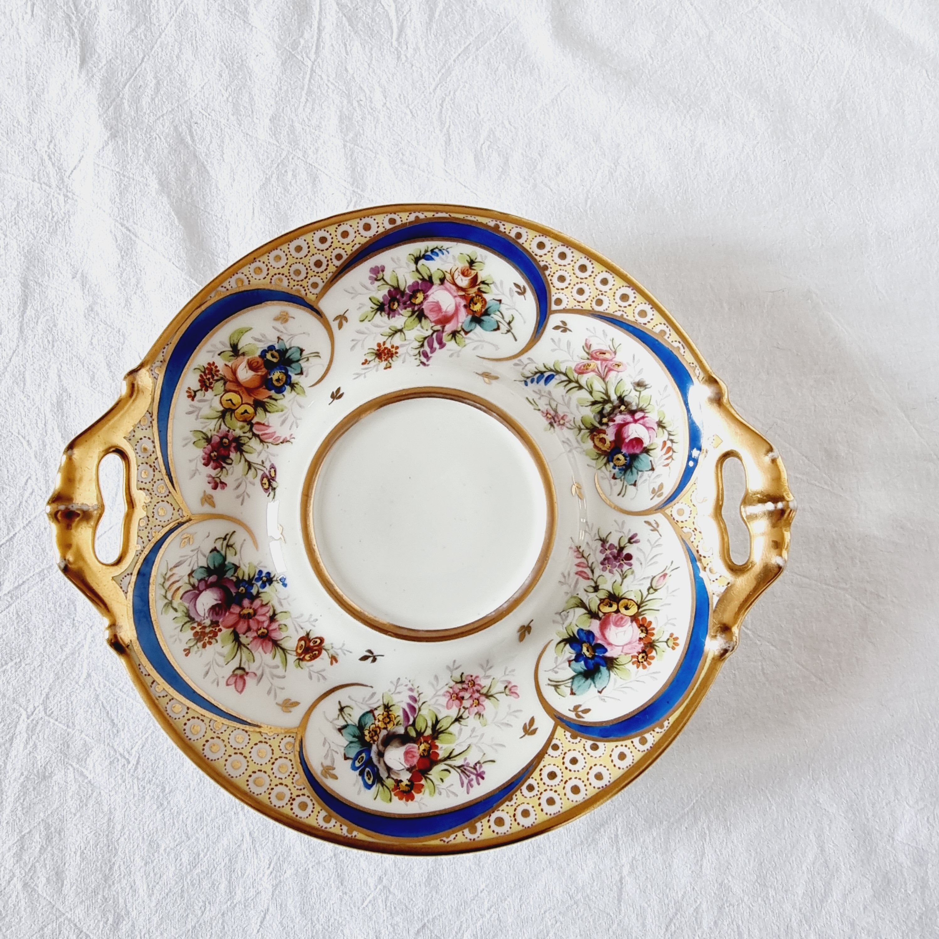 Tasse et soucoupe en porcelaine reproduction de sèvres décorées à la main par m.carpezat pour limoge