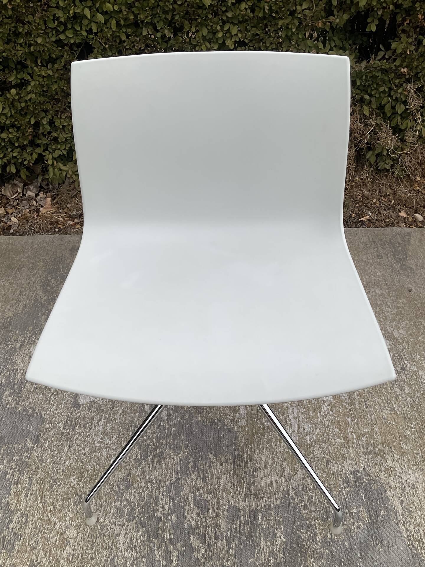 Chaise pivotante Catifa édition Arper par Lievore Alther