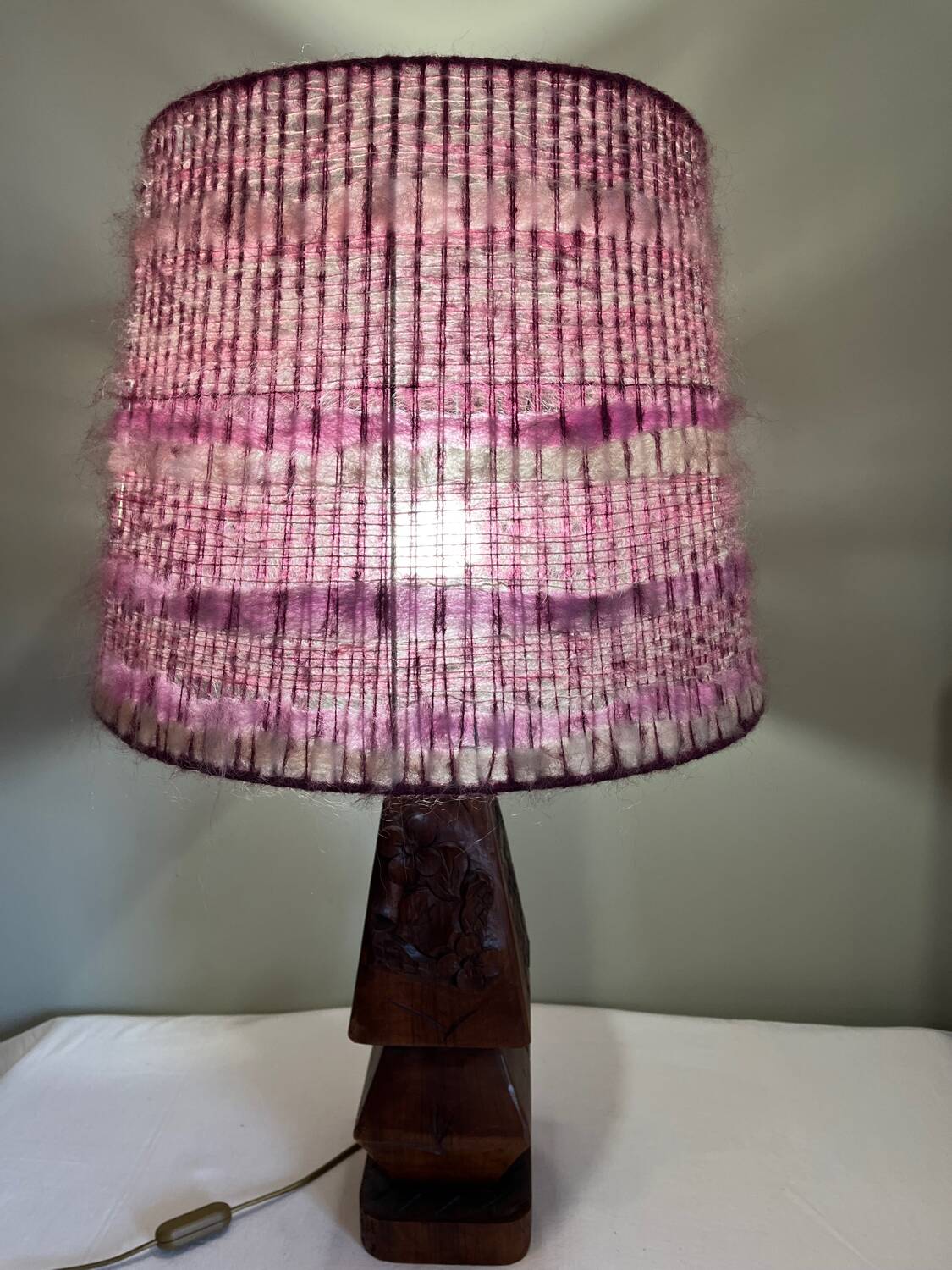 Lampe de table en bois sculpté, abat-jour en laine