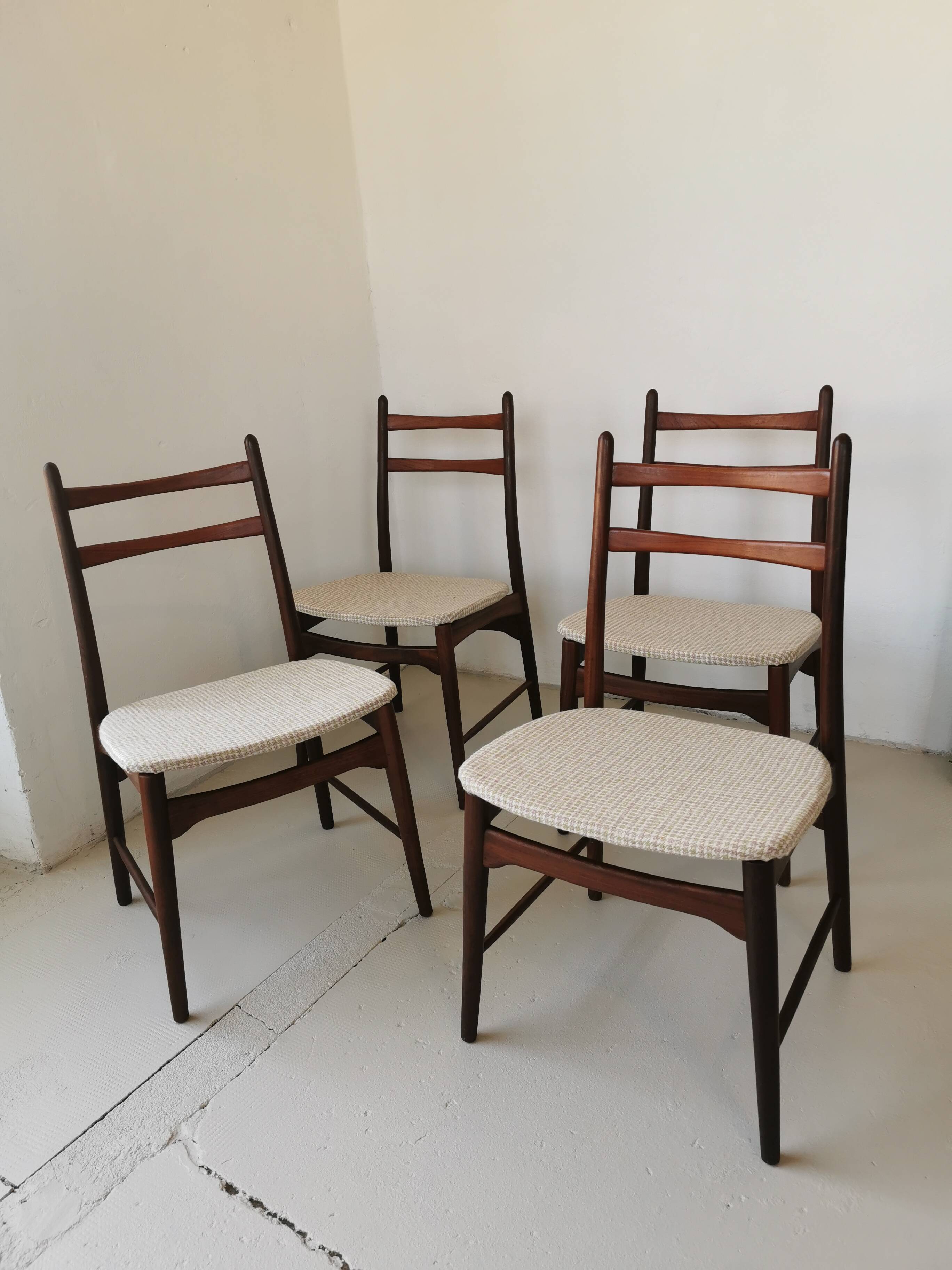 Set of 4 Scandinavian chairs no