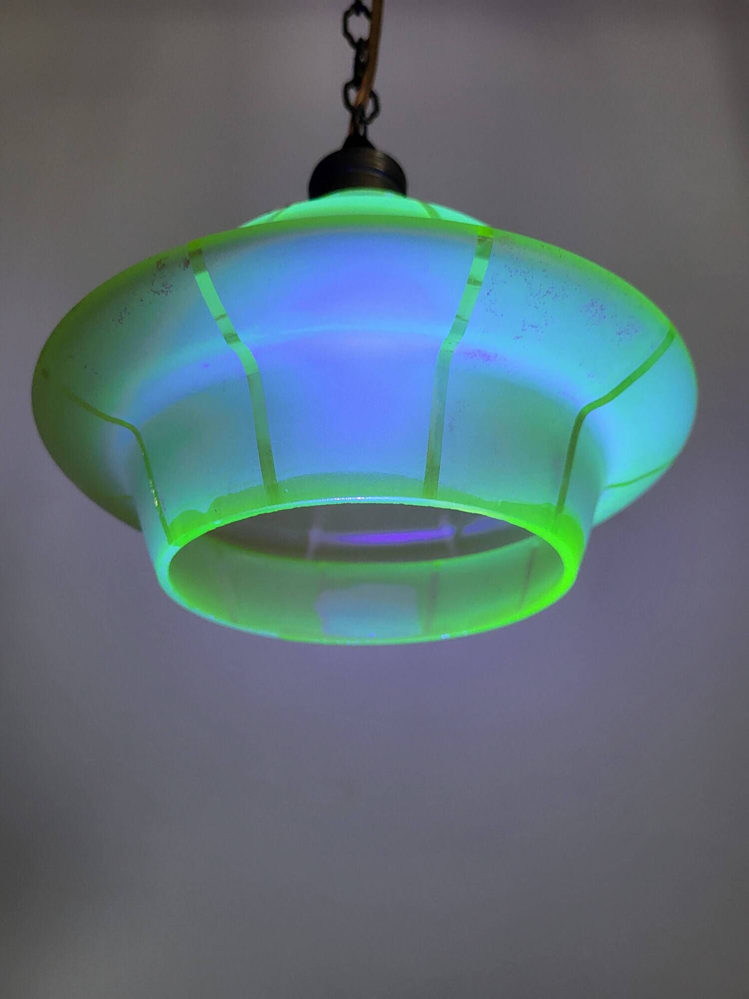 Lampe à main art déco en glaçure d’uranium; symmetrisch gelijnd, Belgique