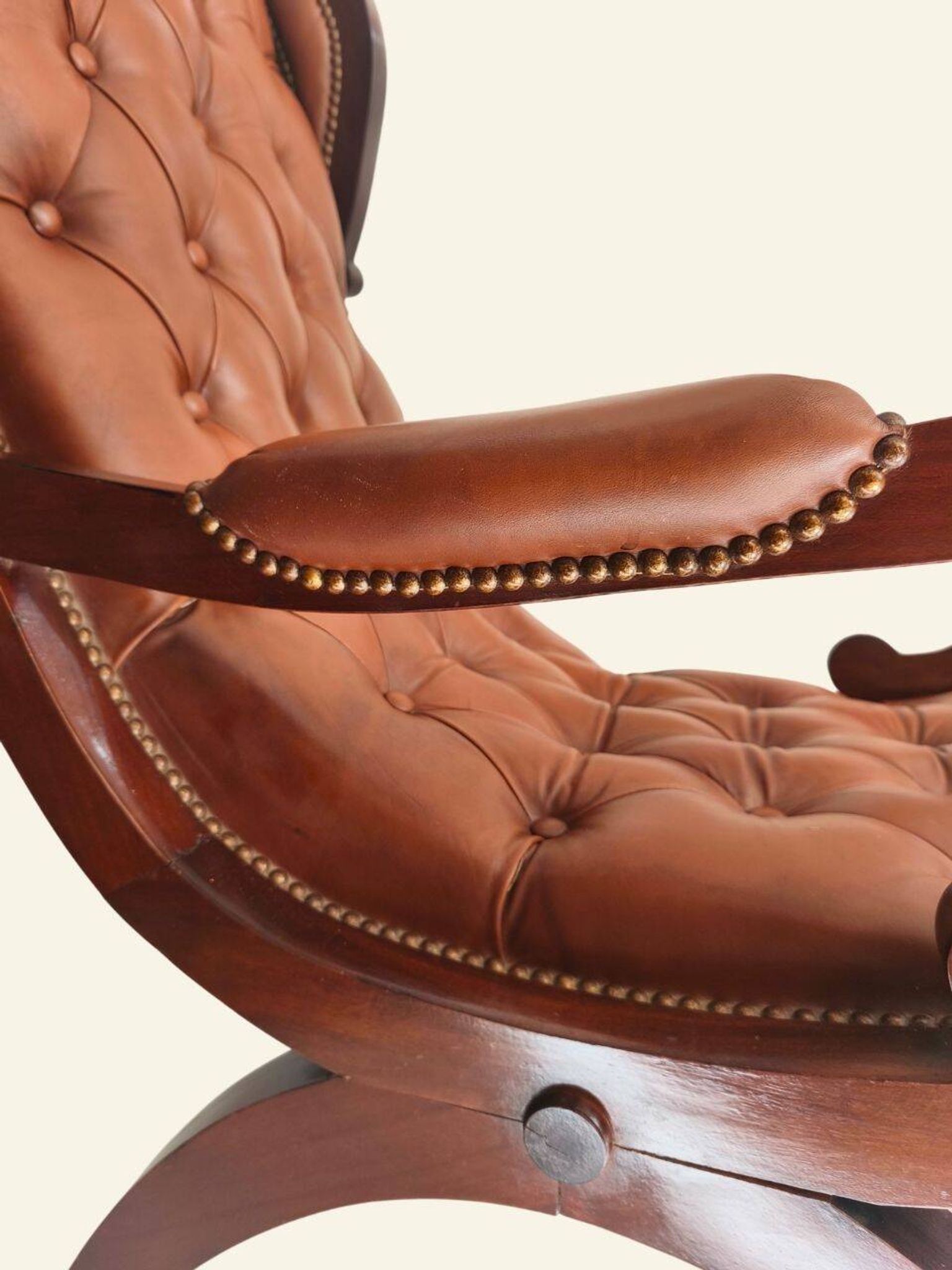 Fauteuil à bascule avec repose-pieds, bois et cuir capitonné