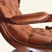 Fauteuil à bascule avec repose-pieds, bois et cuir capitonné
