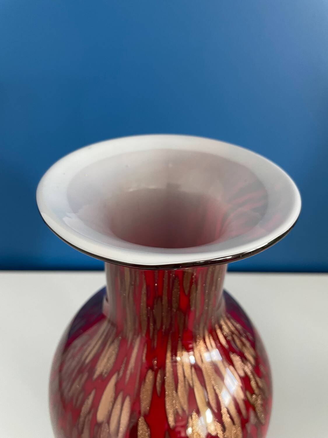 Vase verre opaline bordeau et doré