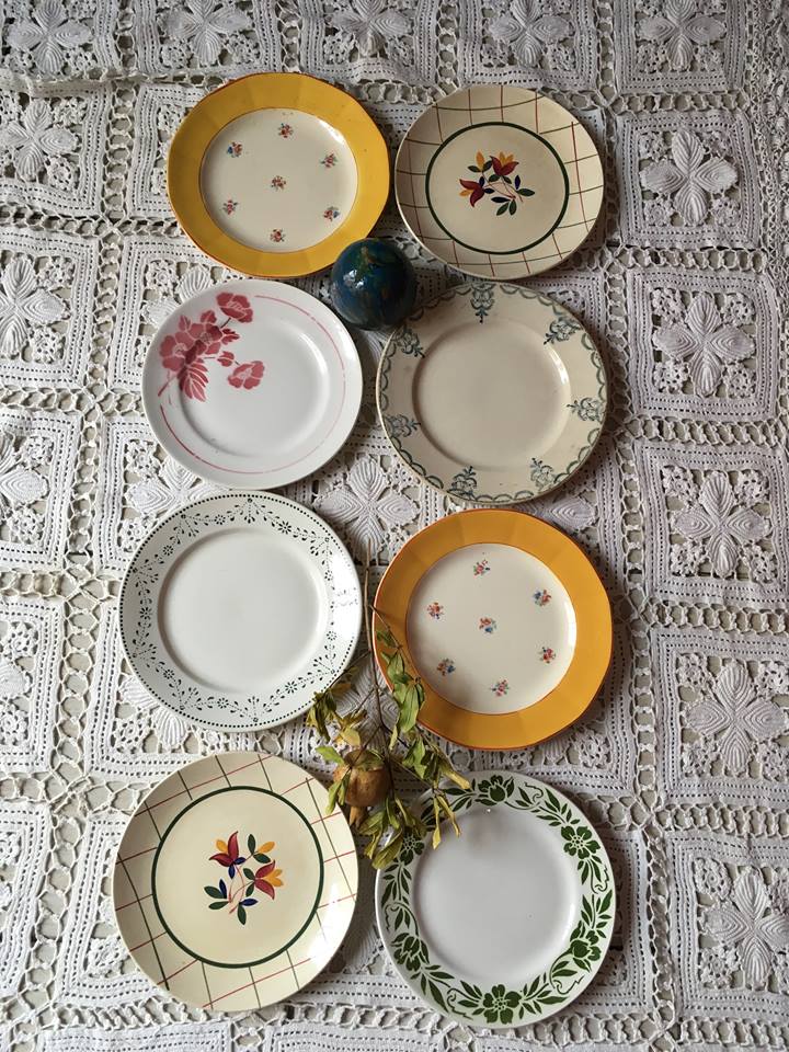 Set of eight plates desserten yellow green and red