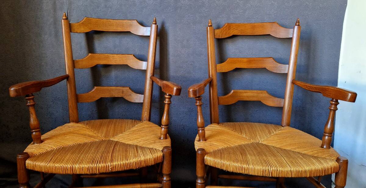 Paire de fauteuils de style provençal en chêne