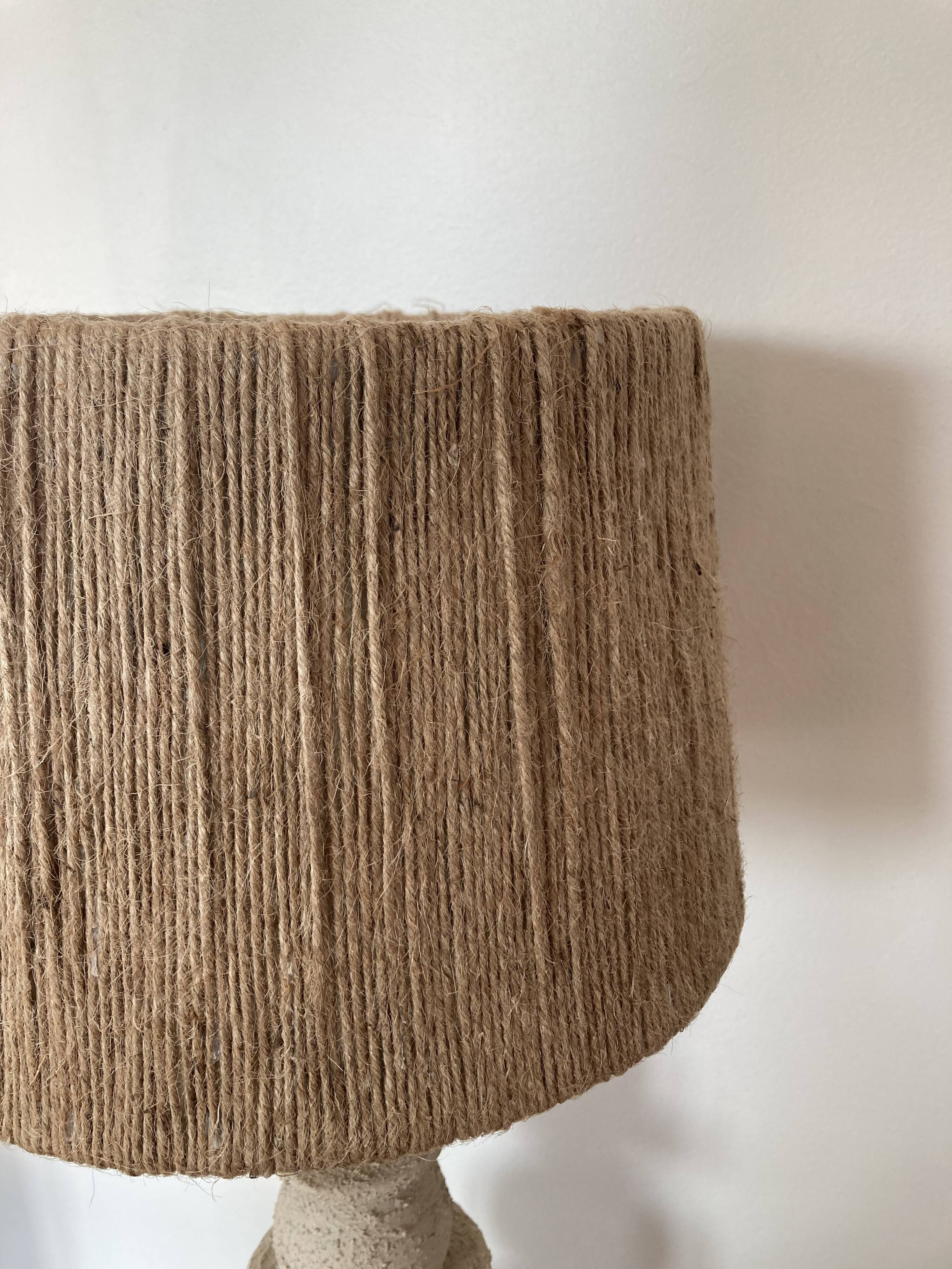 Lampe à poser artisanale en terre et corde