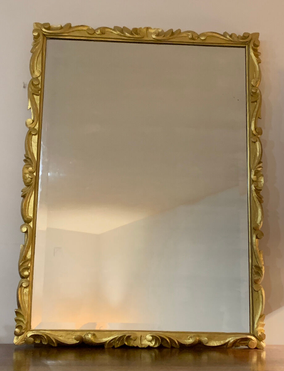 Miroir biseauté baroque aux fleurs sculptées et dorées