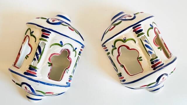 2 Vintage ceramic wall lights