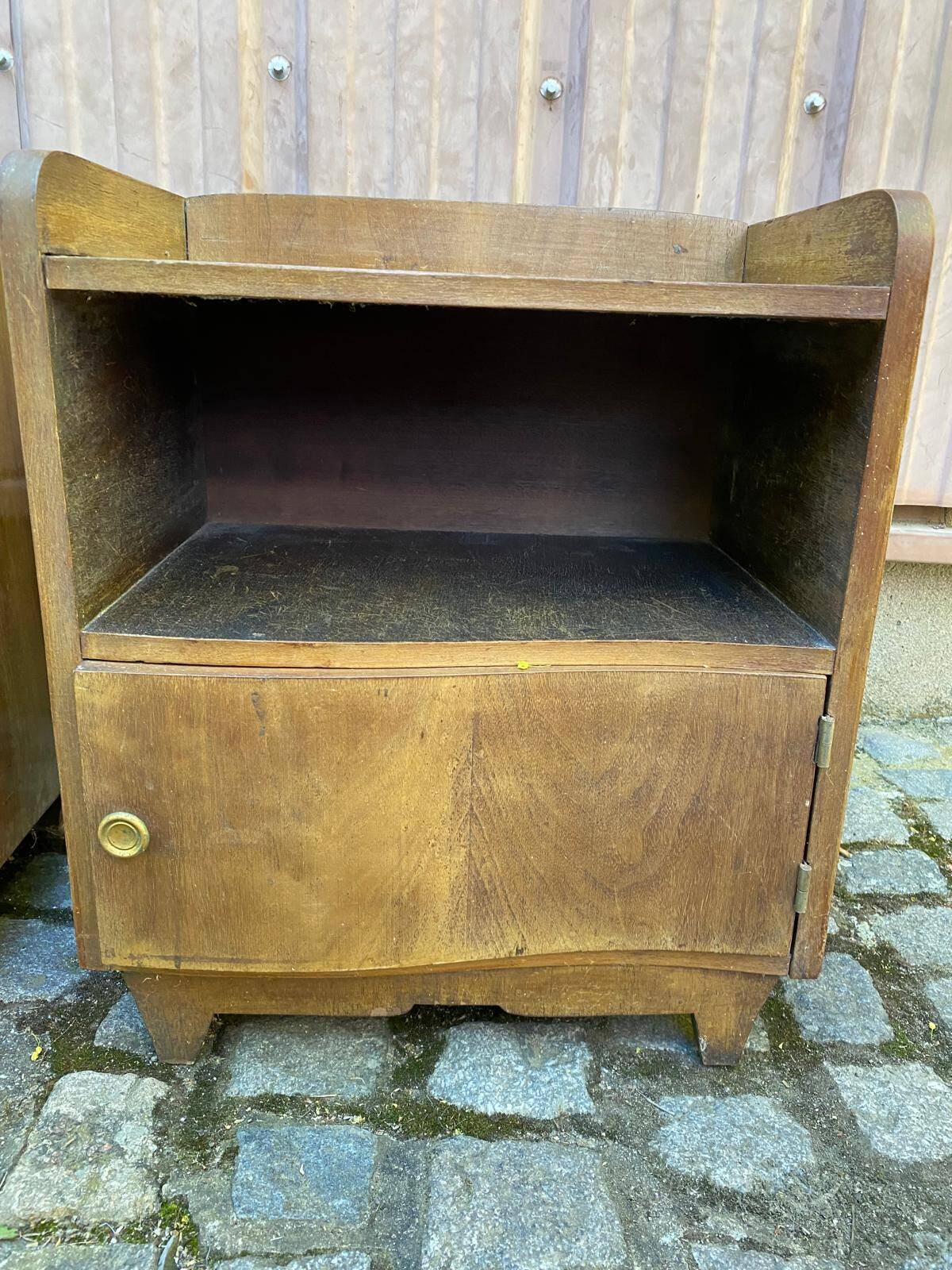 2 Art Deco bedside tables from the 1960s in walnut.