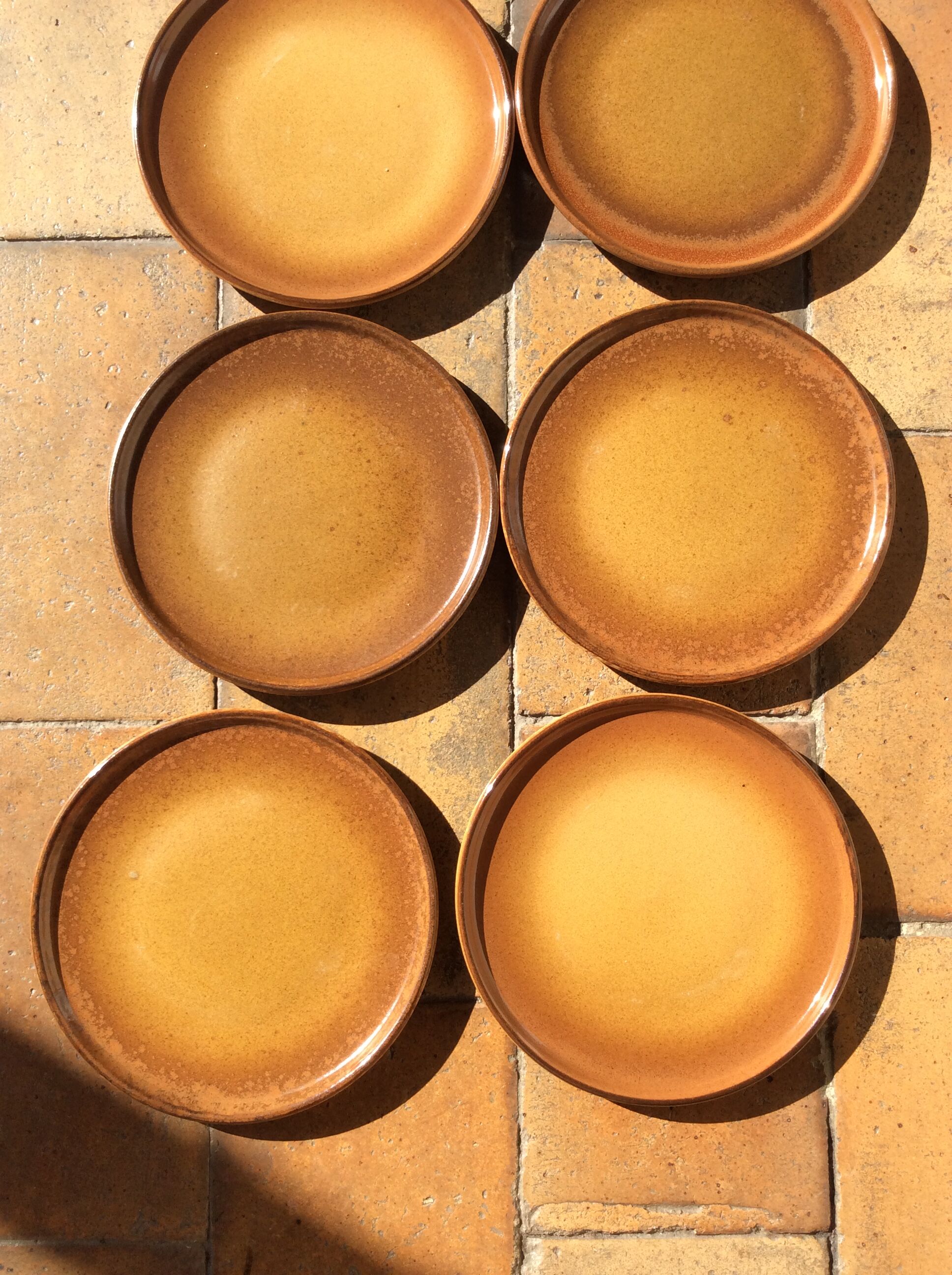 Assiettes en grès vintage