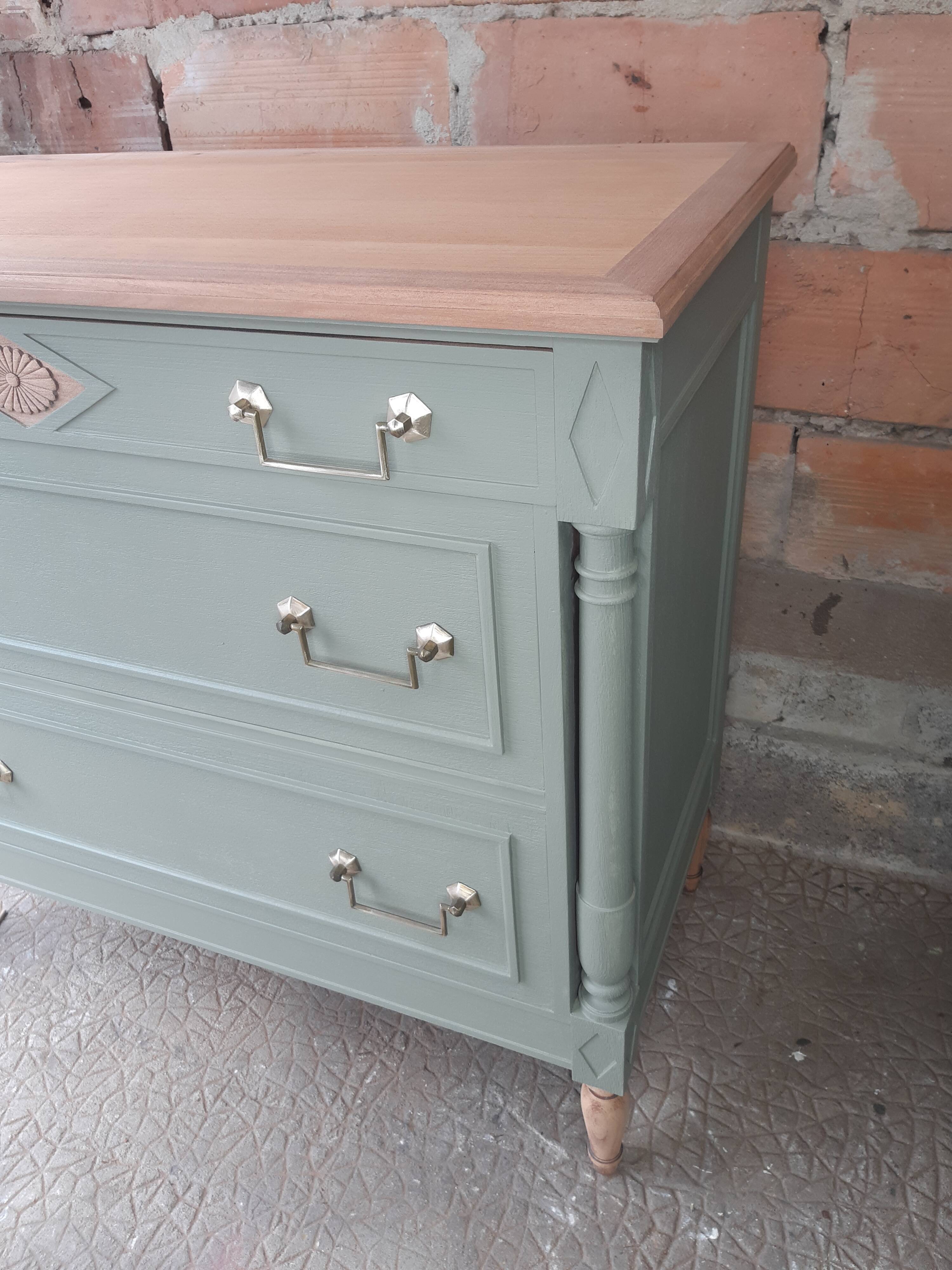 Commode redécorée couleur vert