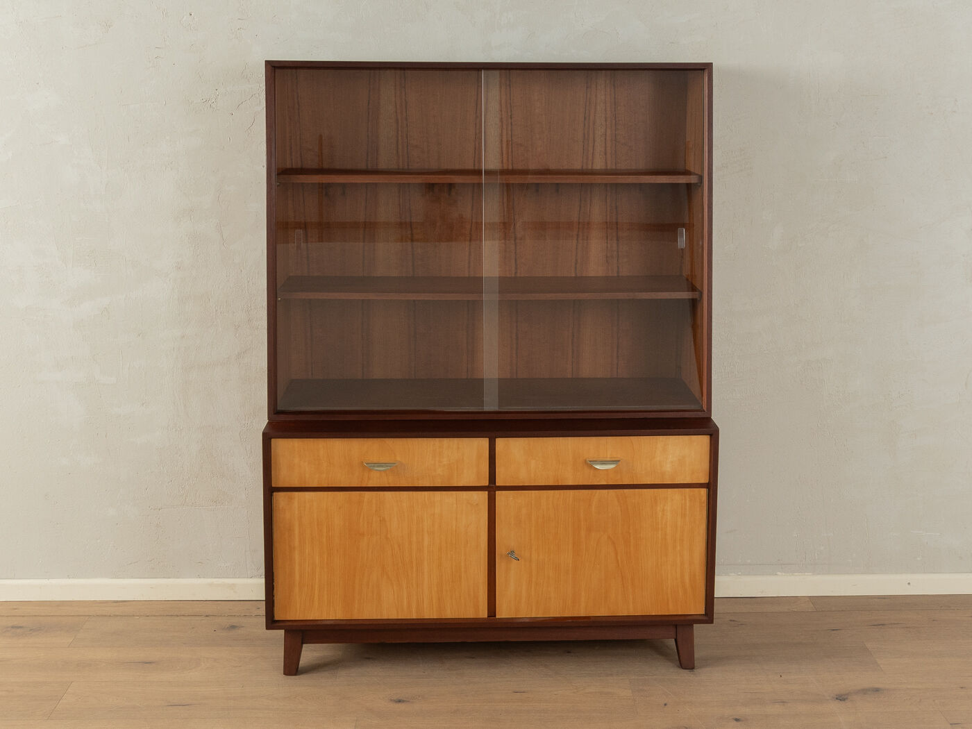 Display cabinet from the 1950s