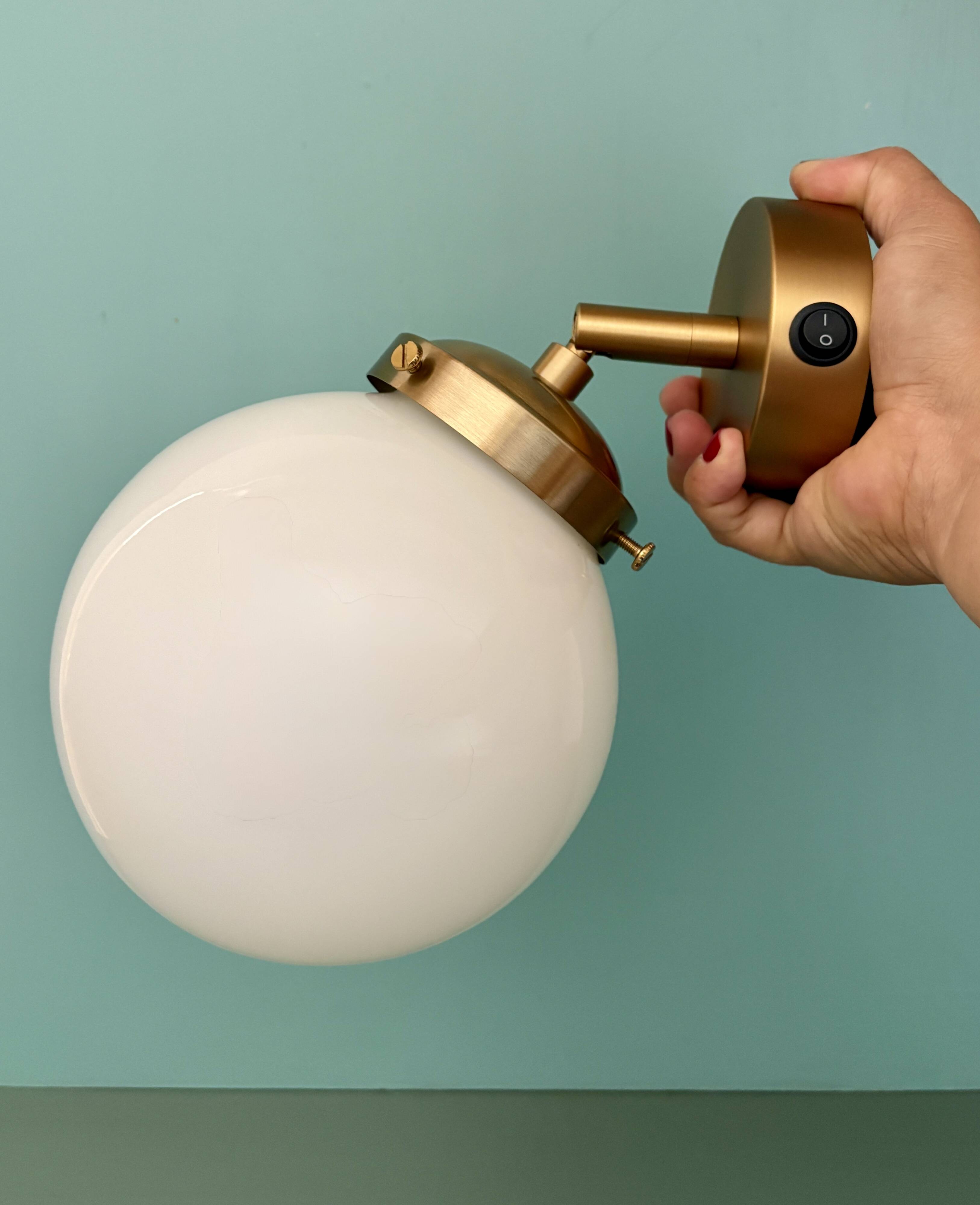 Applique globe vintage en opaline blanche