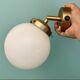 Applique globe vintage en opaline blanche