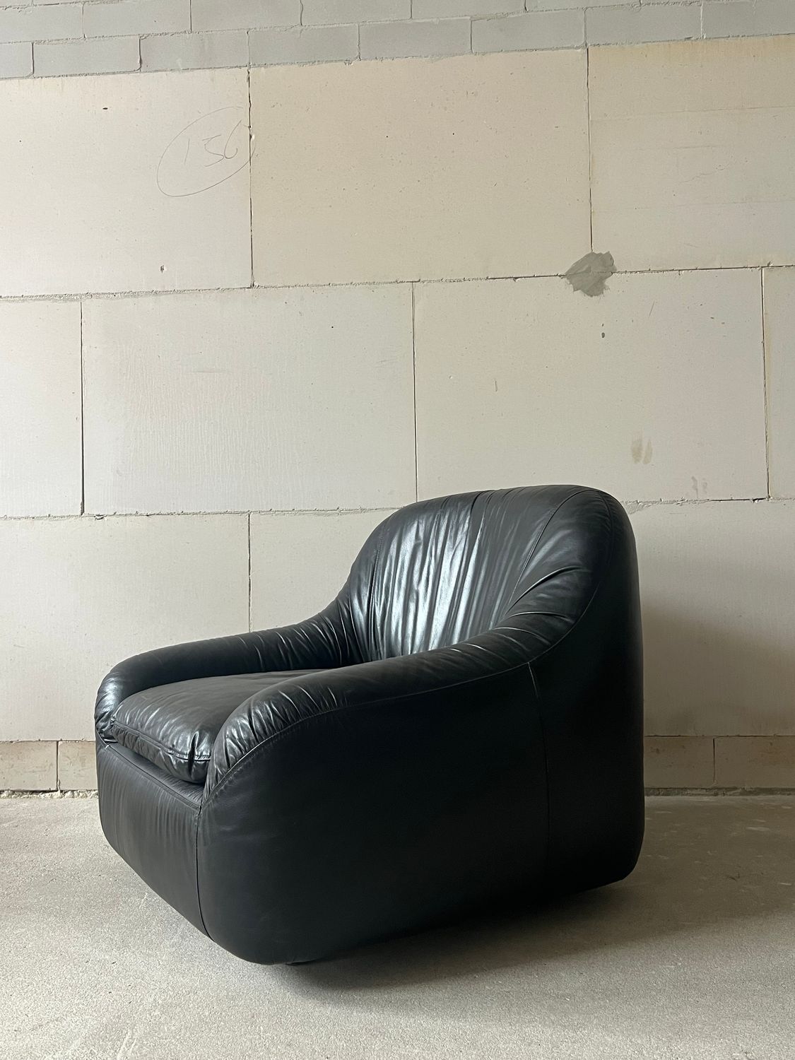 Italian black leather lounge chair