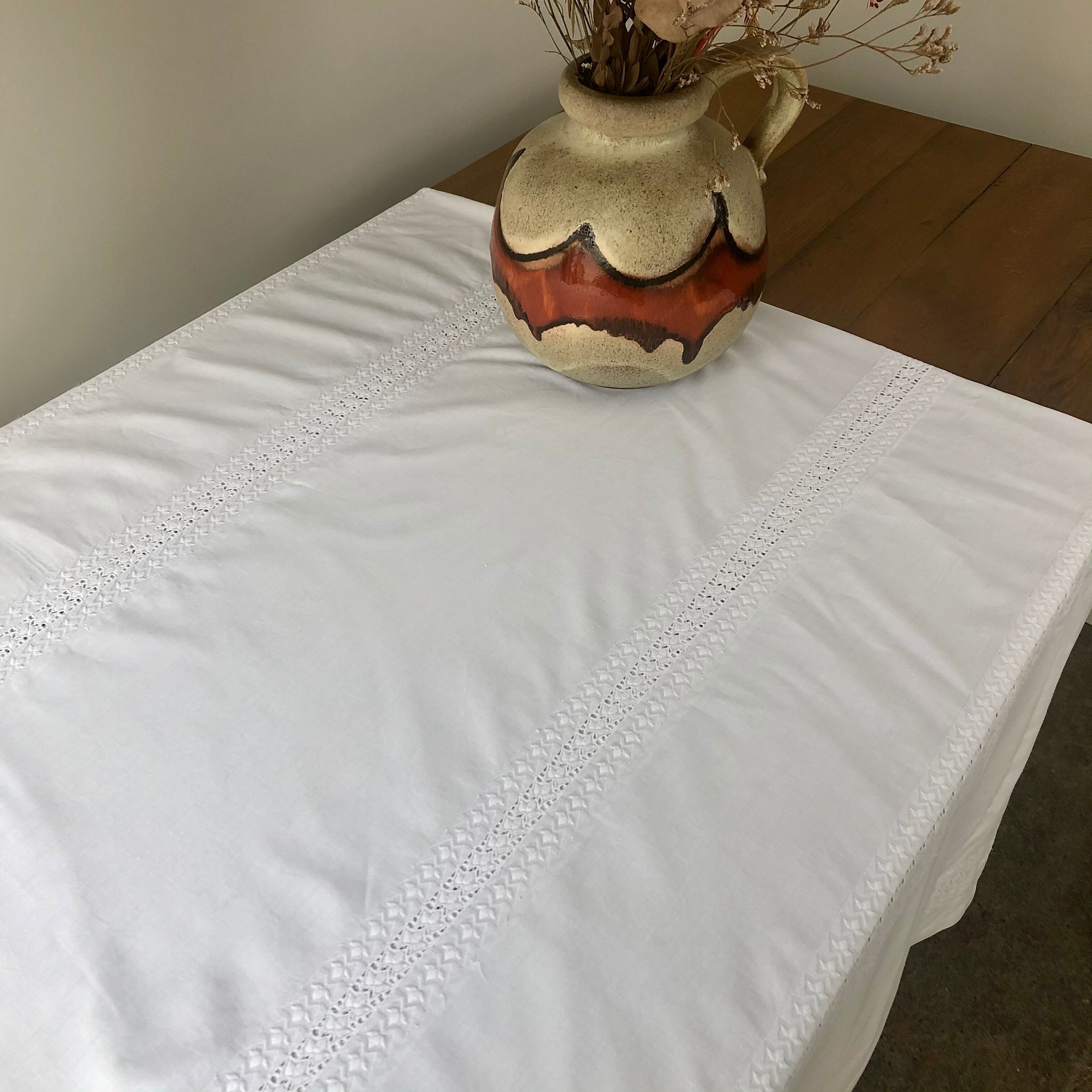 Nappe with embroidered stripes