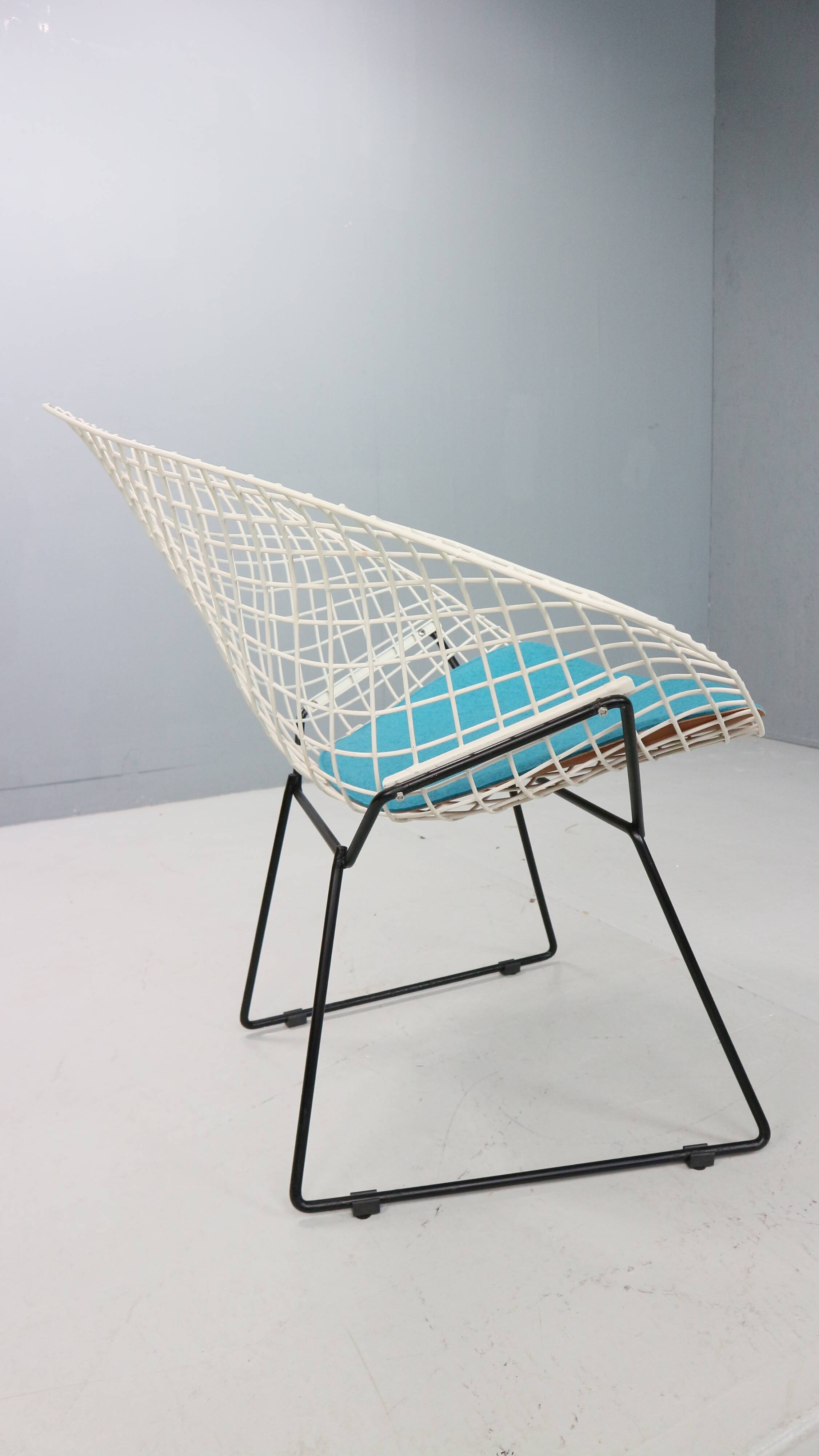 Diamond chair by Harry Bertoia in white & black metal and new blue seating