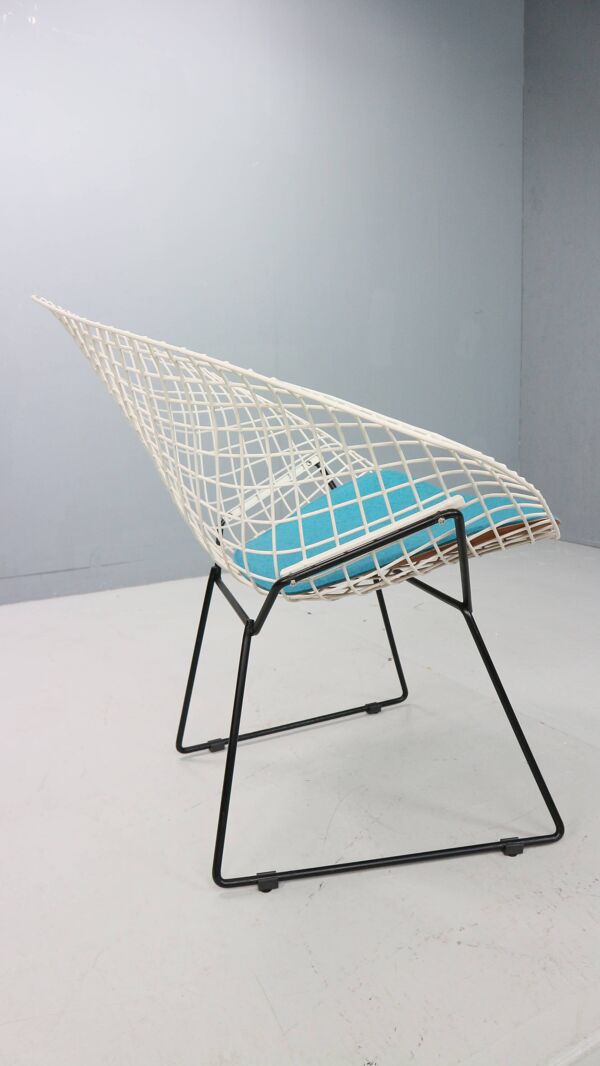 Chaise Diamond de Harry Bertoia en métal blanc et noir et nouvelle assise bleue