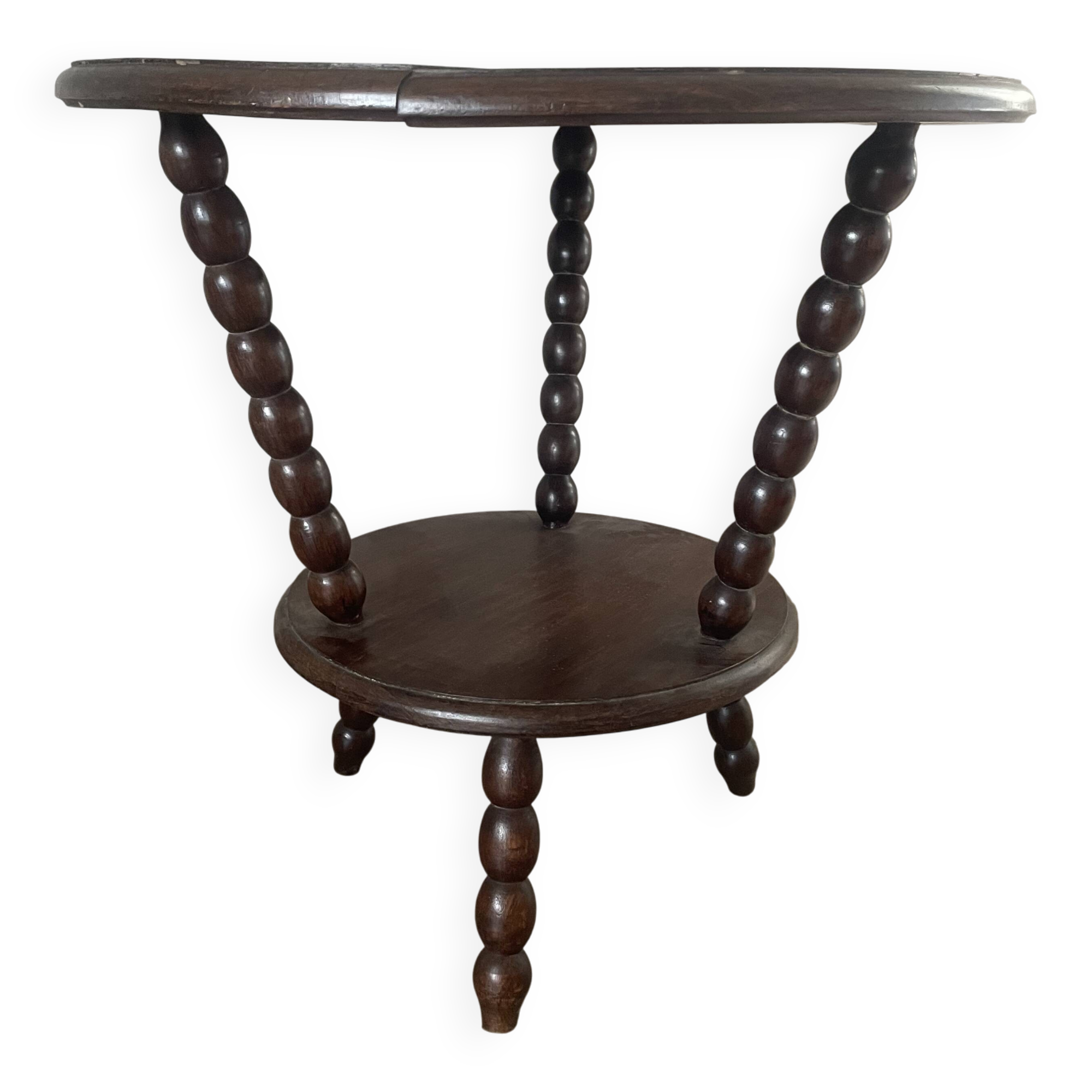 The pedestal table "brutalizes"