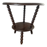 The pedestal table "brutalizes"
