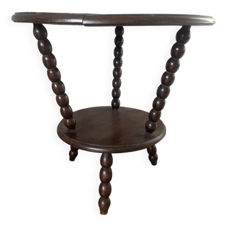The pedestal table "brutalizes"
