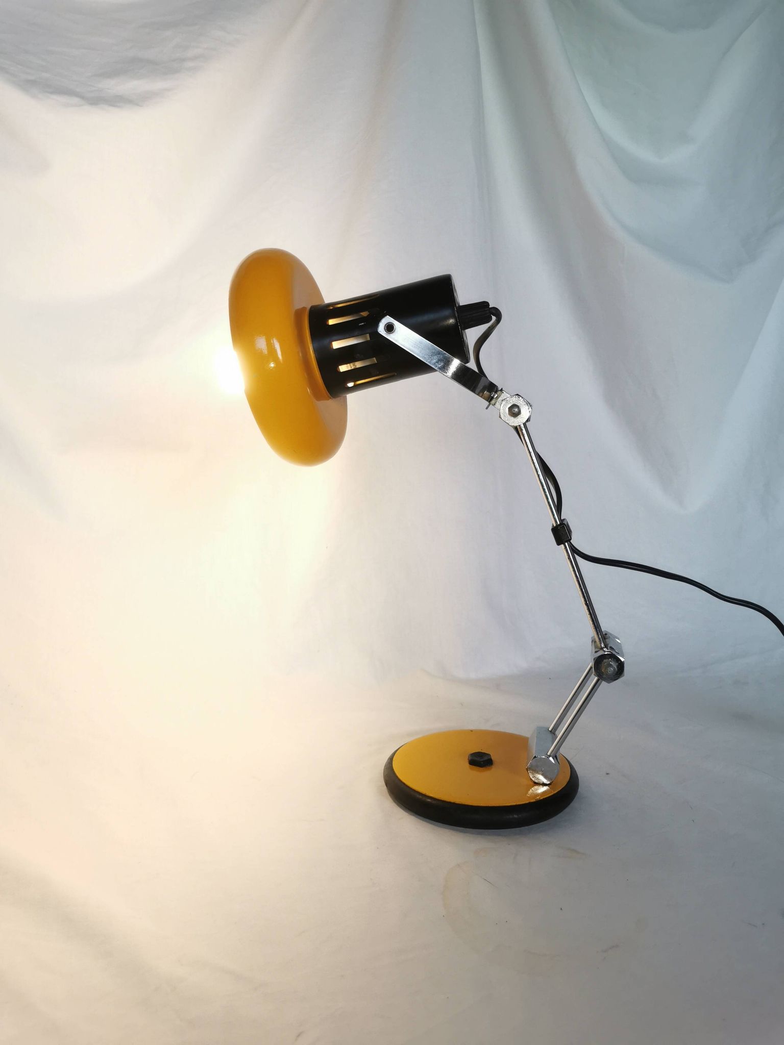 Articulated lamp in lacquered steel, Aluminor, France, 1980.