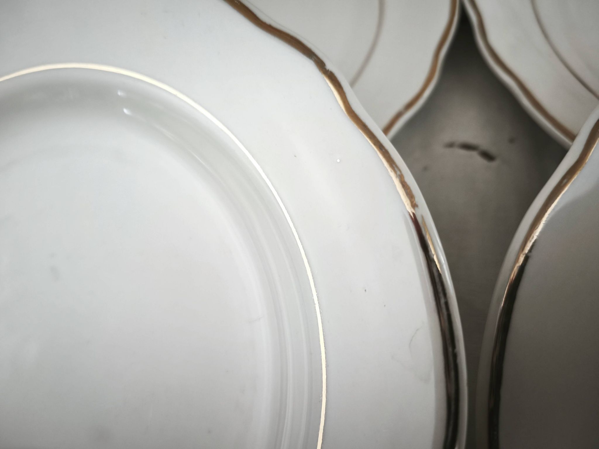 Lot de 12 assiettes à dessert en faïence blanche liseré doré Sarreguemines
