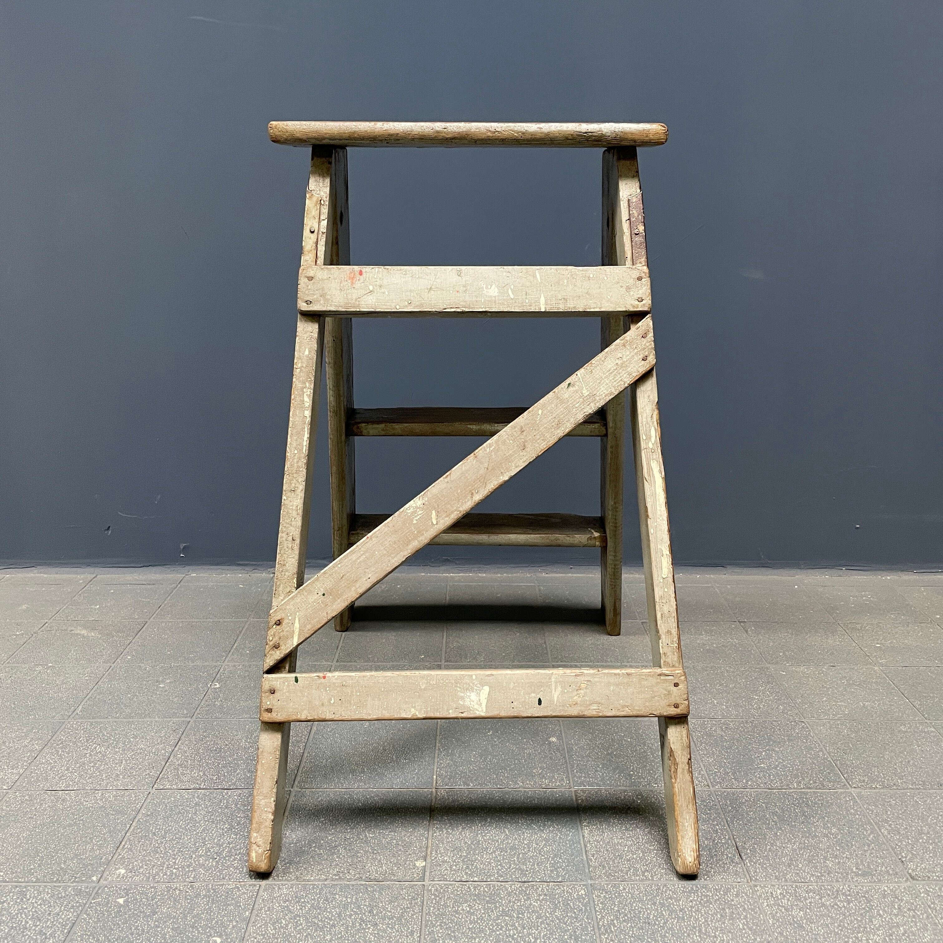 Escaliers ou marches en brocante gris clair