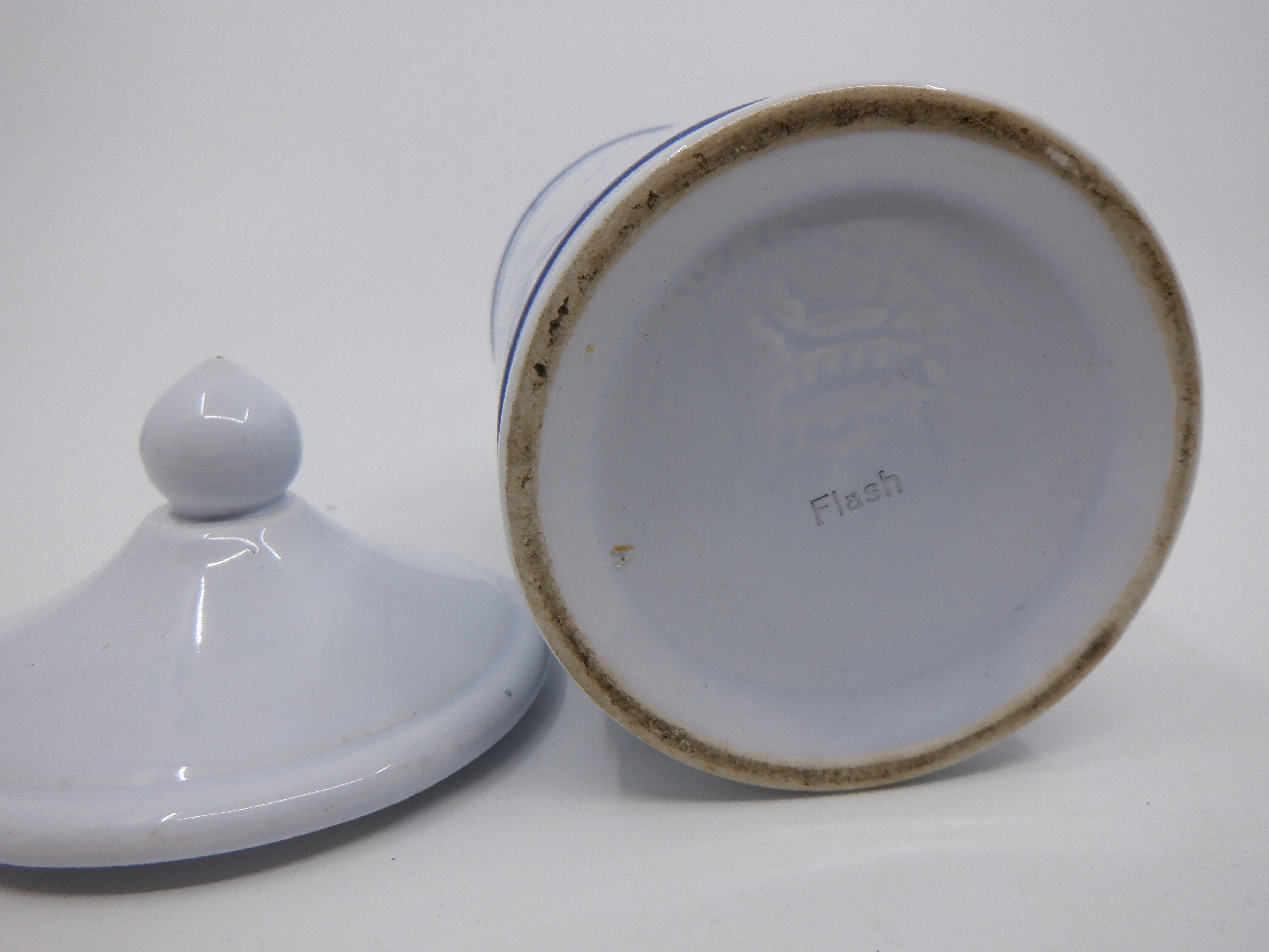 Longchamps Pharmacy Pot