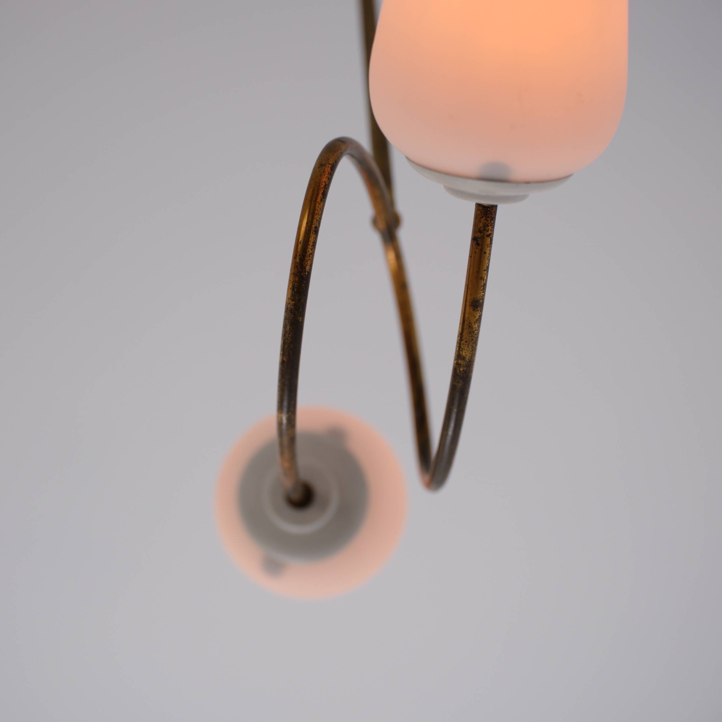 Lustre en laiton des années 1950 avec deux abat-jour en verre opalin