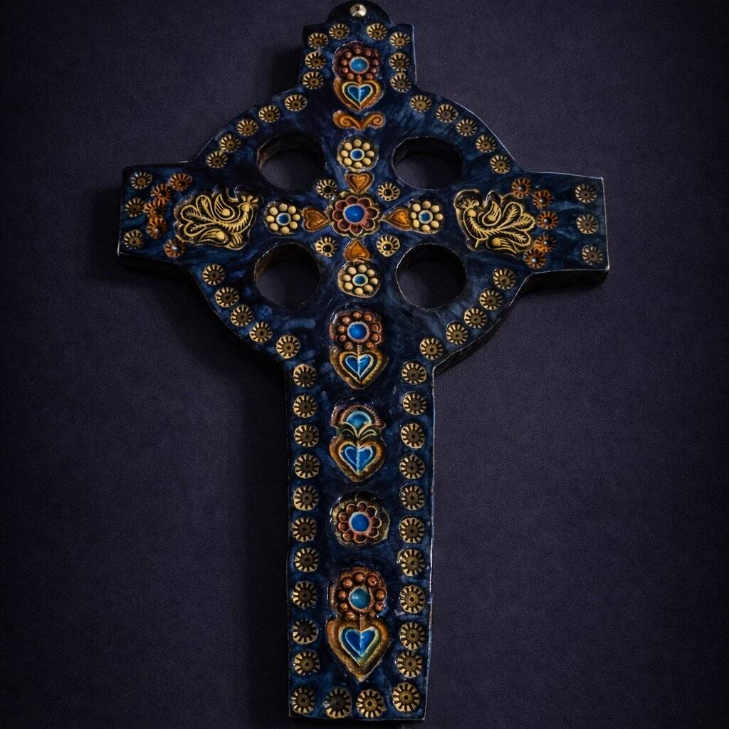 Glazed ceramic devotion cross – floral patterns