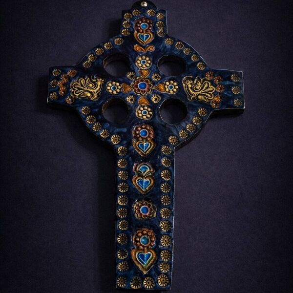 Croix de dévotion en céramique émaillée – motifs floraux
