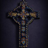 Glazed ceramic devotion cross – floral patterns